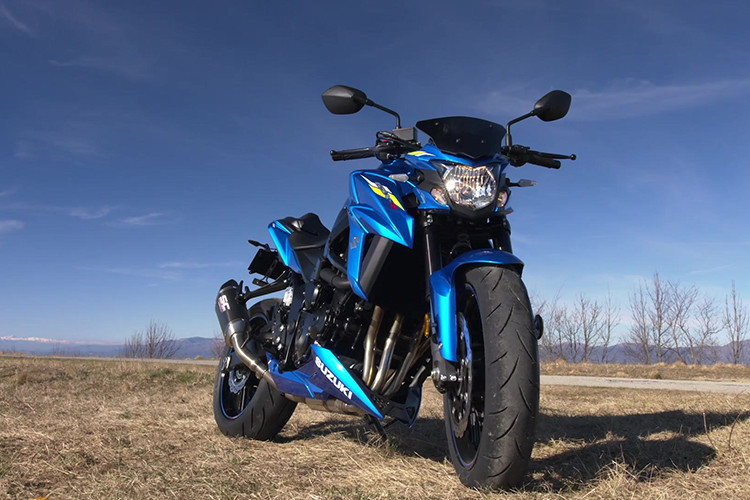 Nhìn tổng thể, Suzuki GSX-S750 Yugen Carbon Edition có phong cách khá hầm hố và mang đậm phong cách street fighter. Nếu ở phiên bản thường GSX-S750 vần còn "hiền lành" thì ở bản Yugen Carbon Edition này, nó mang phong cách mạnh mẽ và cuốn hút người nhìn hơn.