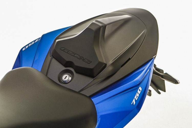 Hệ thống yên xe được thiết kế dạng đôi - trước thấp, sau cao kèm theo ốp đuôi mới khi sử dụng cho một người khá nổi bật. Suzuki GSX-S750 Yugen Carbon Edition mới có trọng lượng ước tính khoảng 213kg.