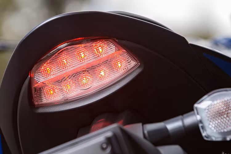 Thiết kế đèn hậu khá đơn giản nhưng lại được nâng cấp với trang bị đèn LED hiện đại cùng đèn xi nhan trước sau tách rời. Hệ thống treo của xe bao gồm phuộc trước của xe là loại hình trình ngược có thể tùy chỉnh độ cứng mềm.