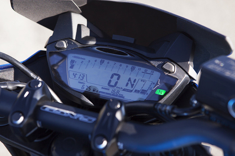 Bảng đồng hồ của xe sử dụng hoàn toàn dạng màn hình kỹ thuật số, có thể tùy chỉnh độ sáng tối để phù hợp quan tùy vào điều kiện ánh sáng. Bình xăng được thiết kế lớn và cơ bắp với dung tích 16 lít.