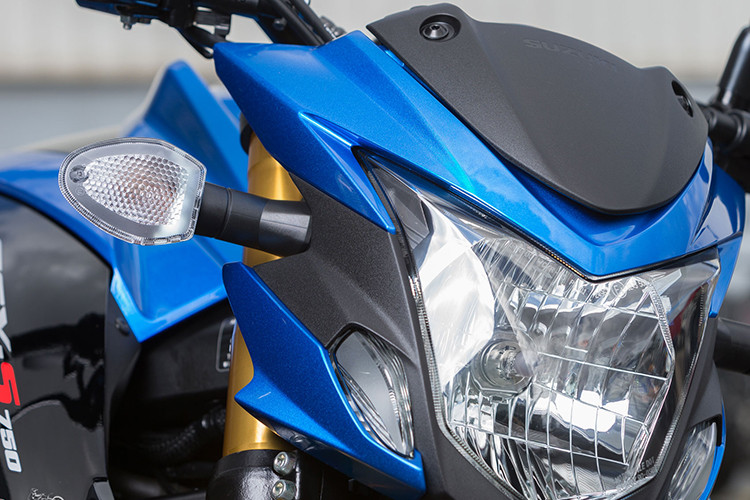 Phần đầu xe thiết kế sắc nhọn với các góc cạnh, hệ thống đèn chiếu sang vẫn là bóng dạng halogen nâng cấp, xi nhan và đèn báo ban ngày của xe dạng led. Các chi tiết màu đen phối với màu mới đậm cá tính hơn.