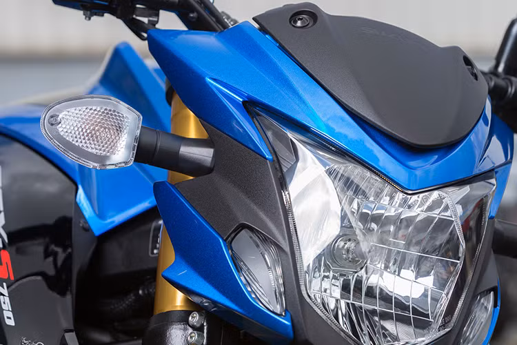 Phần đầu xe thiết kế sắc nhọn với các góc cạnh, hệ thống đèn chiếu sang vẫn là bóng dạng halogen nâng cấp, xi nhan và đèn báo ban ngày của xe dạng led. Các chi tiết màu đen phối với màu mới đậm cá tính hơn.