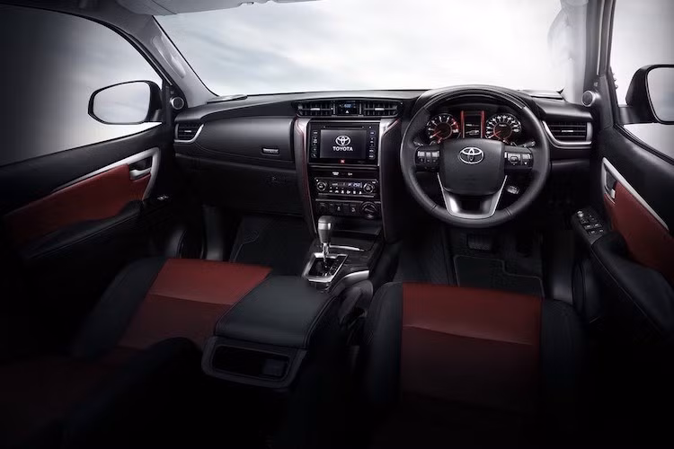 Bên trong, chiếc SUV bán chạy nhất của Toyota tại Việt Nam gây bất ngờ bởi sự thay đổi lại hoàn toàn những gì đã thấy trước đây theo hướng tinh tế và sang chảnh hơn. Tiện nghi nội thất gồm màn hình thông tin giải trí cảm ứng 7 inch, chìa khóa thông minh, vô-lăng tích hợp lẫy chuyển số, điều hòa tự động, kết nối Bluetooth, USB, AUX... 