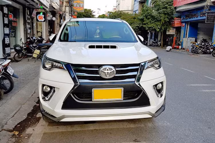 Mới đây, trên mạng xã hội đã lan truyền một số bức hình chụp chiếc Toyota Fortuner 2017 thế hệ mới xuất hiện tại Nam Định. Những hình ảnh này ngay lập tức gây sự chú ý bởi Fortuner 2017 vẫn chưa định giá cũng như chốt ngày ra mắt Việt Nam. Ngoài ra, sự độc đáo của chiếc xe này đến từ phong cách độ Lexus LX570 mà nó sở hữu.