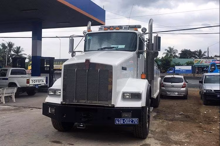 Thời gian gần đây, BOT Cai Lậy đang gây sự chú cả nước vì xảy ra tình trạng tài xế trả tiền lẻ khiến trạm phải xả cửa nhiều lần. Đã có thời điểm, trạm BOT này phải thuê những xe cẩu, kéo cứu hộ từ nơi khác về để xử lý những tài xế đỗ xe quá lâu. Mới đây, một chiếc xe đầu kéo nhập Mỹ, hạng nặng của hãng Kenworth bất ngờ xuất hiện cũng gây sự chú ý. 