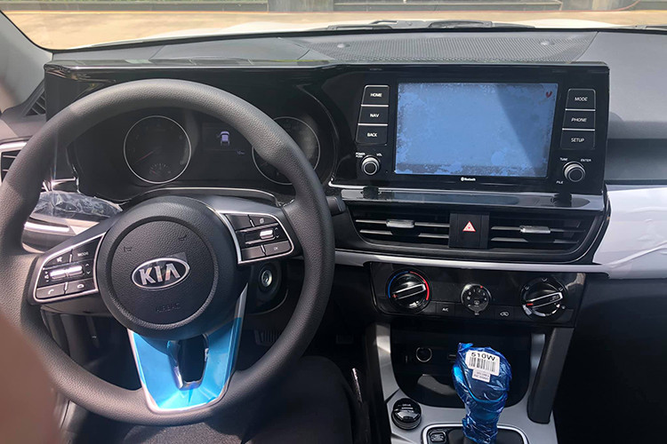Điều này có nghĩa là bản Deluxe sẽ sở hữu màn hình tương đương bản Luxury. Đương nhiên, bản tiêu chuẩn này sẽ không có các tính năng như đèn nội thất, gương chiếu hậu chống chói, làm mát hàng ghế trước, và khởi động nút bấm, camera lùi... (Ảnh: Màn hình mới của Kia Seltos Deluxe 1.4 mới xuất xường ngày 9/9/2020).