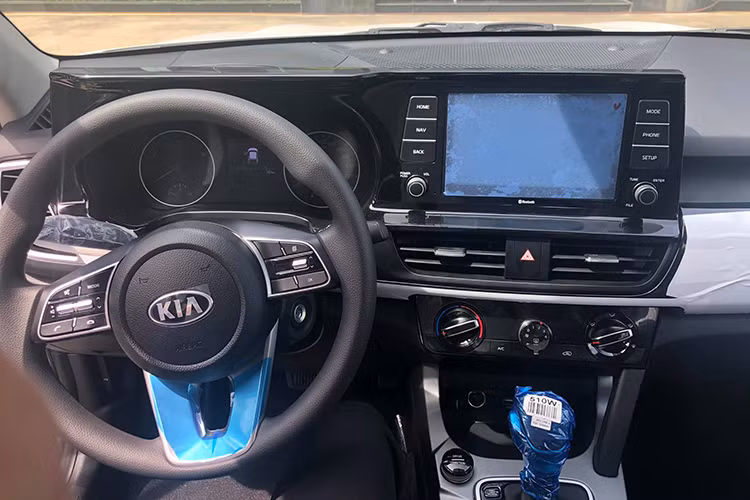 Điều này có nghĩa là bản Deluxe sẽ sở hữu màn hình tương đương bản Luxury. Đương nhiên, bản tiêu chuẩn này sẽ không có các tính năng như đèn nội thất, gương chiếu hậu chống chói, làm mát hàng ghế trước, và khởi động nút bấm, camera lùi... (Ảnh: Màn hình mới của Kia Seltos Deluxe 1.4 mới xuất xường ngày 9/9/2020).