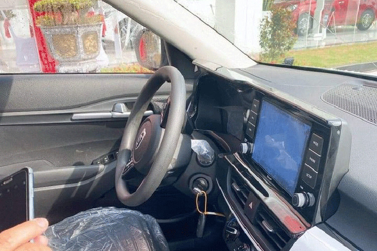 Kia Seltos Deluxe vẫn sử dụng chung động cơ với bản cao cấp nhất. Đó là động cơ 4 xy lanh thẳng hàng dung tích 1.4L tăng áp cho công suất tối đa 138 mã lực tại 6.000 vòng/phút và mô-men xoắn cực đại 242Nm đạt được trong dải vòng tua từ 1.500 – 3.200 vòng/phút. Xe sử dụng hộp số tự động 7 cấp ly hợp kép.