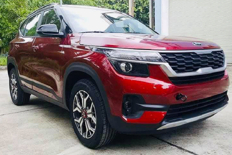 Sau khi xuất hiện nhiều ý kiến trái chiều từ khách hàng, phía đơn vị sản xuất là Trường Hải (Thaco) đã có động thái thay đổi. Trong buổi xuất xưởng mẫu Kia Seltos đầu tiên tại nhà máy, Thaco đã công bố đổi cụm audio trên bản Seltos Deluxe thành màn hình AVN 8 inch và thêm camera lùi.