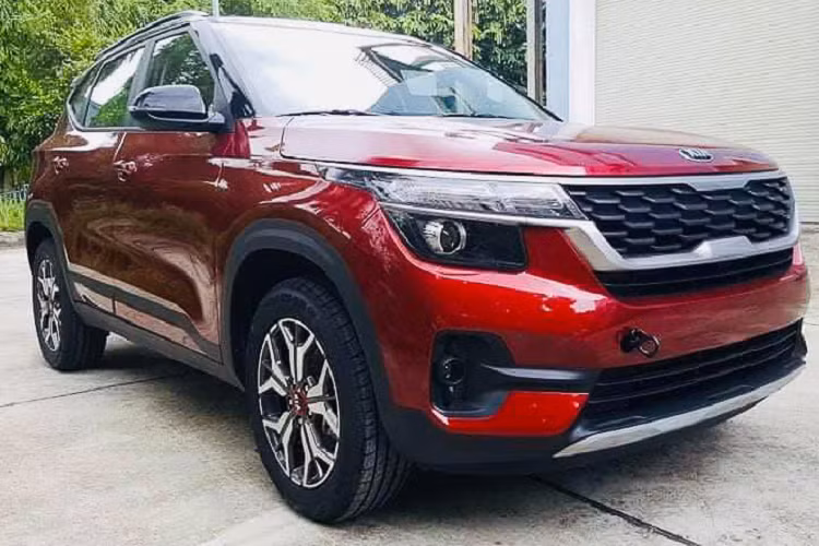 Sau khi xuất hiện nhiều ý kiến trái chiều từ khách hàng, phía đơn vị sản xuất là Trường Hải (Thaco) đã có động thái thay đổi. Trong buổi xuất xưởng mẫu Kia Seltos đầu tiên tại nhà máy, Thaco đã công bố đổi cụm audio trên bản Seltos Deluxe thành màn hình AVN 8 inch và thêm camera lùi.