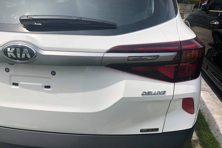 Là phiên bản tiêu chuẩn, ngoại hình bản Seltos Deluxe 1.4 chỉ sở hữu đèn pha và đèn sương mù dạng halogen projector. Phiên bản này sẽ không có đèn định vị LED, đèn sương mù LED, đèn hậu LED và công nghệ tự động bật/tắt đèn pha.