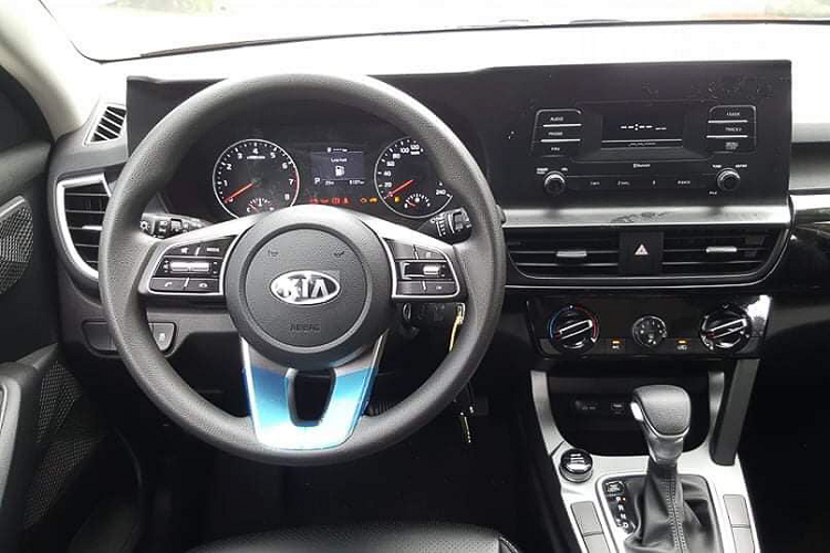 Tuy nhiên, khi bình tâm suy xét các trang bị tương ứng giá bán và nhất là sau khi nhìn thấy mặt dưỡng kém thẩm mỹ trên bản Deluxe, rất nhiều người dùng trên mạng xã hội đã chỉ trích cách bố trí trang bị trên bản tiêu chuẩn này (Ảnh: Màn hình cùng mặt dưỡng nhựa gây tranh cãi trên Kia Seltos Deluxe 1.4 mới khi ra mắt vào tháng 8/2020).