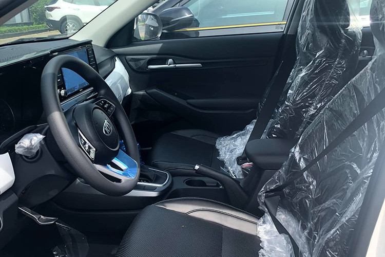 Các chi tiết còn lại bên trong xe như ghế lái chỉnh cơ và hệ thống điều hoà... trên bản 1.4L Deluxe chỉ là loại chỉnh cơ, khởi động bằng chìa cơ vẫn giữ nguyên. Nếu 2 bản cao cấp dùng ghế da màu beige thì bản Deluxe tiêu chuẩn này sử dụng ghế da đen. Bản Deluxe vẫn có cửa gió hàng ghế sau.