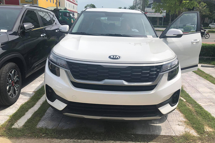 Tuy nhiên, kể từ ngày 9/9 giá xe Kia Seltos Deluxe 1.4 2021 mới bán ra là 599 triệu đồng (tăng 10 triệu đồng so với giá niêm yết trước đó), các phiên bản còn lại vẫn được gia hạn ưu đãi. Tại thị trường Việt Nam, Kia Seltos sẽ cạnh tranh với các đối thủ cùng phân khúc như EcoSport, Hyundai Kona, Honda HR-V.