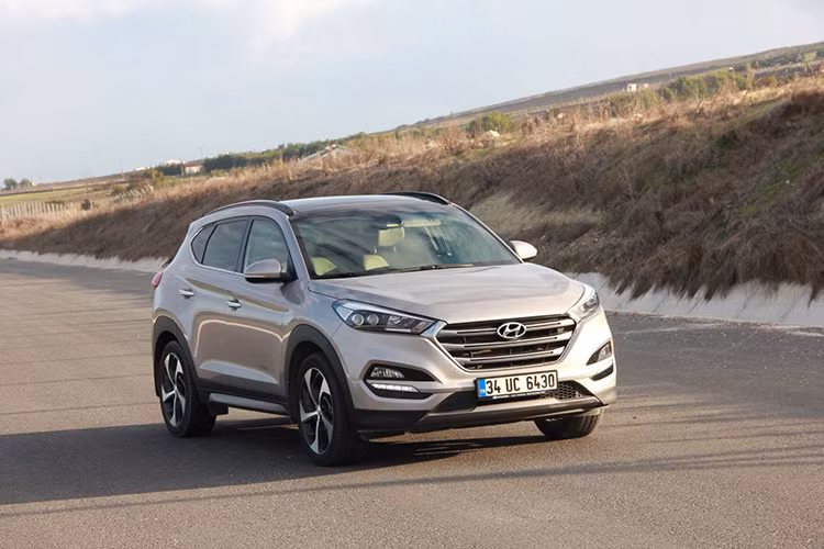 Hyundai Tucson T-GDI 2017 được công bố ở mức từ 145.588 RM (tương đương 773 triệu đồng). Bảo hành 5 năm hoặc 300.000km, miễn phí dịch vụ trong 50.000 km hoặc 3 năm sử dụng tùy theo điều kiện nào đến trước. Hyundai Tucson Turbo T-GDI 2017 sẽ cạnh tranh với các đối thủ khác như Honda CR-V, Mazda CX-5, Nissan X-Trail.