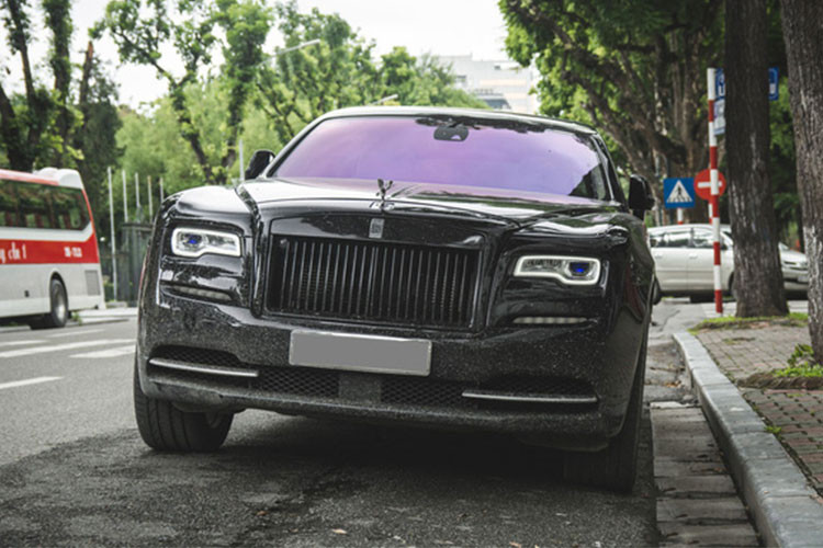 Rolls-Royce Ghost thế hệ thứ nhất đã qua sử dụng có giá bán dao động từ 7 đến 11,5 tỷ đồng. Xe được trang bị động cơ V12, dung tích 6,6 lít, tăng áp kép, ông suất tối đa 562 mã lực và mô-men xoắn cực đại 780 Nm. Động cơ kết hợp cùng hộp số tự động ZF 8 cấp, xe mất khoảng 5 giây để tăng tốc lên 100 km/h từ vị trí xuất phát. Vận tốc tối đa 250 km/h.