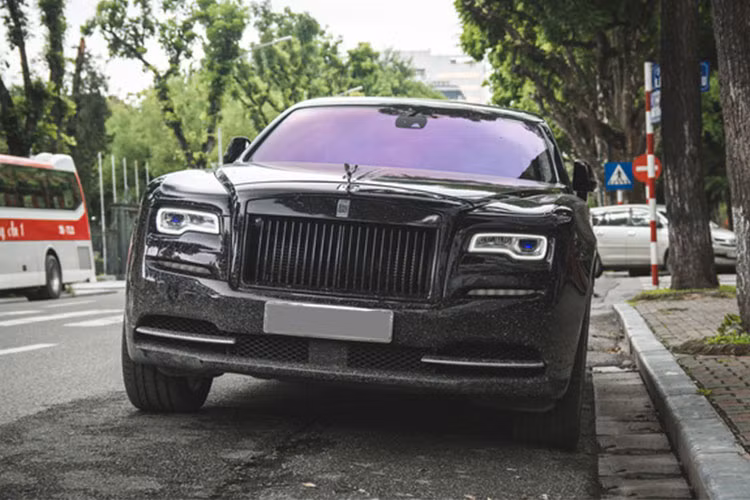 Rolls-Royce Ghost thế hệ thứ nhất đã qua sử dụng có giá bán dao động từ 7 đến 11,5 tỷ đồng. Xe được trang bị động cơ V12, dung tích 6,6 lít, tăng áp kép, ông suất tối đa 562 mã lực và mô-men xoắn cực đại 780 Nm. Động cơ kết hợp cùng hộp số tự động ZF 8 cấp, xe mất khoảng 5 giây để tăng tốc lên 100 km/h từ vị trí xuất phát. Vận tốc tối đa 250 km/h.