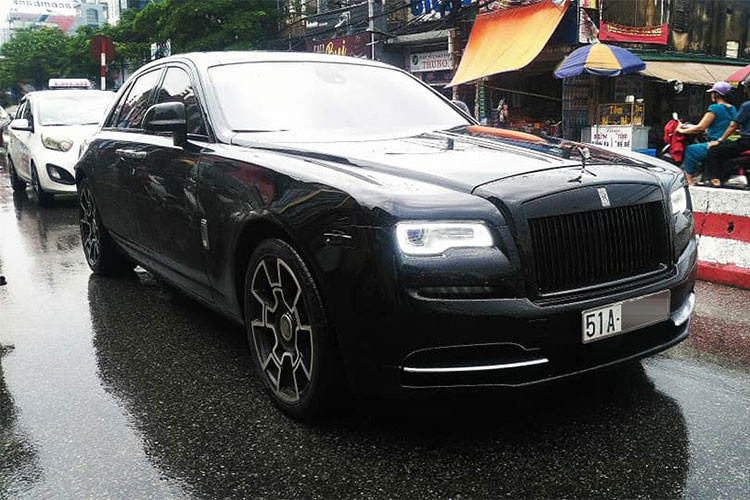 Chiếc xe siêu sang Rolls-Royce Ghost độ Black Badge này được MC Ngọc Trinh cũng như em trai khá ưa chuộng và hay chọn làm phương tiện di chuyển hàng ngày trên đường phố Hà Nội. Điểm thú vị là chiếc xe siêu sang này lại mang biển kiểm soát của Sài thành.