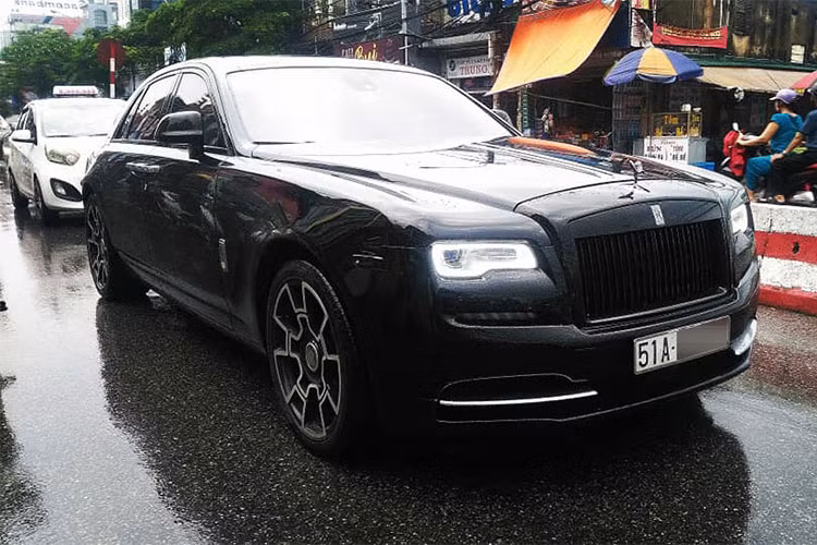 Chiếc xe siêu sang Rolls-Royce Ghost độ Black Badge này được MC Ngọc Trinh cũng như em trai khá ưa chuộng và hay chọn làm phương tiện di chuyển hàng ngày trên đường phố Hà Nội. Điểm thú vị là chiếc xe siêu sang này lại mang biển kiểm soát của Sài thành.
