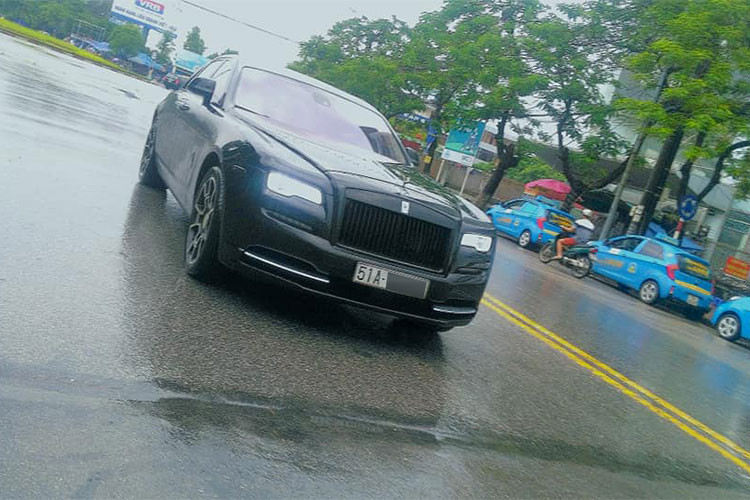 Không chỉ đơn giản độ mâm phiên bản Black Badge cho xe, chiếc Rolls-Royce Ghost của MC Ngọc Trinh còn được cho "lên đời" thành phiên bản Rolls Royce Wraith với đèn pha và xi-nhan LED mới cũng như hốc gió trước là đặc trưng của chiếc Coupe siêu sang này.