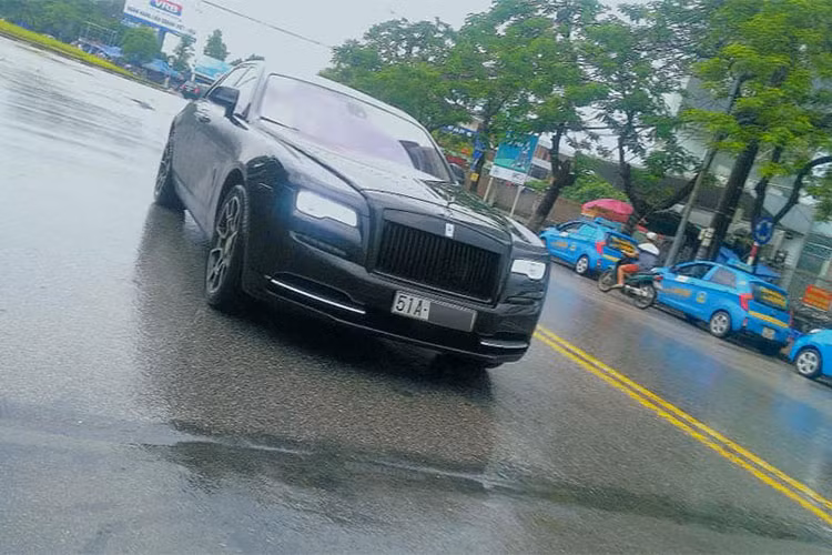 Không chỉ đơn giản độ mâm phiên bản Black Badge cho xe, chiếc Rolls-Royce Ghost của MC Ngọc Trinh còn được cho "lên đời" thành phiên bản Rolls Royce Wraith với đèn pha và xi-nhan LED mới cũng như hốc gió trước là đặc trưng của chiếc Coupe siêu sang này.