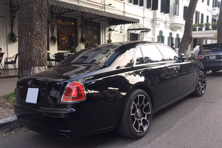 Đây là cách độ khá lạ vì đa phần chủ nhân sở hữu siêu xe sang Rolls-Royce Ghost thế hệ đầu tiên sẽ độ body kit bản thế hệ thứ 2. Cuối cùng chiếc Rolls-Royce Ghost của MC Ngọc Trinh được sơn lưới tản nhiệt thành màu tối thay vì mạ crôm như xe nguyên bản.