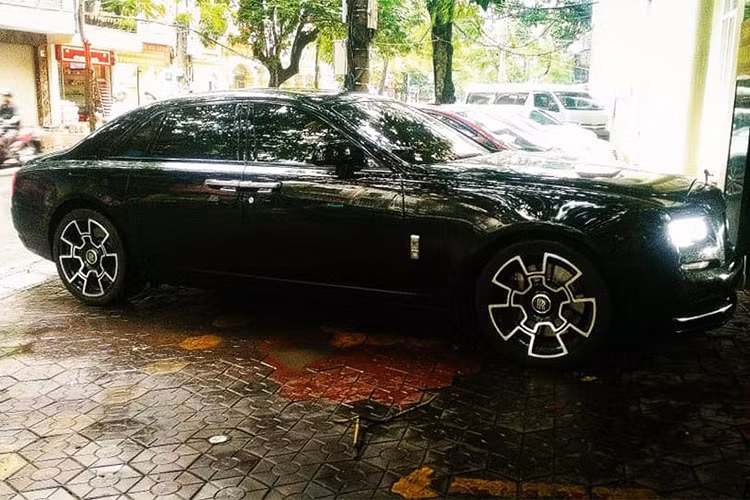 Được biết, em trai và nữ MC Ngọc Trinh đã mua lại chiếc Rolls-Royce Ghost từ một doanh nhân ở TP HCM, sau đó, khi xe về đến Hà Nội đã bắt đầu có những nâng cấp ngoại hình đáng giá. Cụ thể là thay cho bộ mâm tiêu chuẩn, chiếc Rolls-Royce Ghost của MC Ngọc Trinh được độ mâm của phiên bản Black Badge.