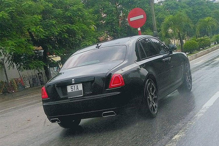 Đây không phải là chiếc Rolls-Royce hiếm hoi tại Việt Nam được chủ nhân độ mâm phiên bản Black Badge, trước đó, một doanh nhân trẻ tuổi chuyên kinh doanh đồng hồ cao cấp đã trang bị bộ mâm Black Badge cho chiếc Coupe siêu sang Rolls-Royce Wraith của mình.