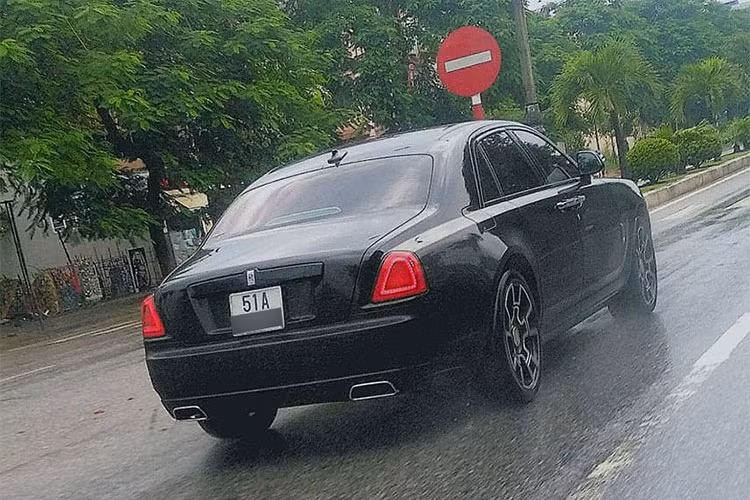 Đây không phải là chiếc Rolls-Royce hiếm hoi tại Việt Nam được chủ nhân độ mâm phiên bản Black Badge, trước đó, một doanh nhân trẻ tuổi chuyên kinh doanh đồng hồ cao cấp đã trang bị bộ mâm Black Badge cho chiếc Coupe siêu sang Rolls-Royce Wraith của mình.