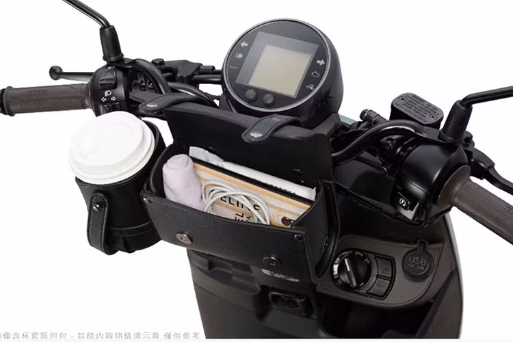 Bên cạnh đó, yên xe cũng được cải tiến để tăng sự thoải mái, và hệ thống khóa khoang chứa đồ dưới yên cũng dễ sử dụng hơn, giúp bạn không lo yên xe bị mở trong quá trình sử dụng. Yamaha Vinoora 125 phiên bản 2025 sẽ có ba phiên bản: Standard, Smart Key và M.