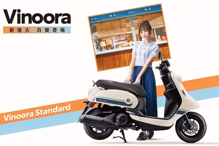 Dù mang đậm phong cách retro, Vinoora vẫn được trang bị các tính năng hiện đại với đèn pha đôi LED projector, đèn hậu LED hình tròn, bảng đồng hồ kỹ thuật số, cổng USB, khoang chứa đồ rộng dưới yên và nắp đổ xăng ở phía trước giúp bạn không phải xuống xe khi đổ xăng.