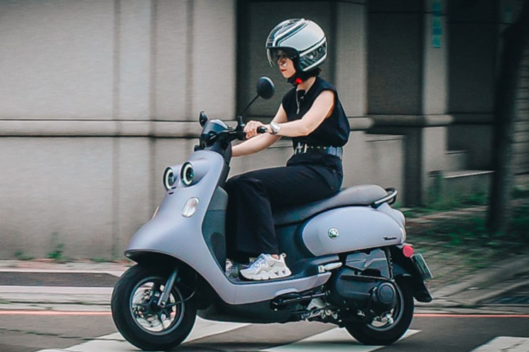 Yamaha Vinoora là minh chứng rõ ràng cho một xu thế mới: phương tiện di chuyển không chỉ cần hiệu quả mà còn phải mang tính biểu đạt cá nhân. Trong một thị trường xe máy đang bão hòa về thiết kế và ý tưởng, Vinoora thổi một làn gió mới, tươi sáng, vui tươi và đầy màu sắc.