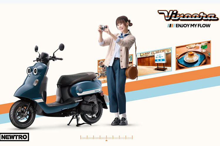  Yamaha Vinoora 125 2025 mới vẫn mang phong cách "Newtro Fashion" kết hợp giữa sự cổ điển và hiện đại đáp ứng nhu cầu thể hiện phong cách của giới trẻ hiện nay. Mẫu xe gây ấn tượng với cặp đèn pha và đầu xe giống nhân vật Xeko trong bộ truyện tranh Doraemon đình đám của Nhật Bản nhưng lại rất dễ thương.