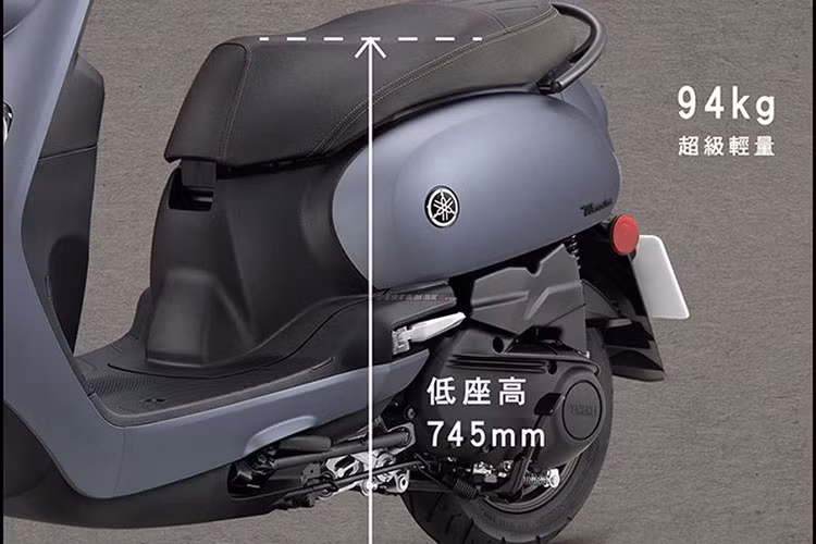 Không chỉ dừng lại ở hình thức, Vinoora còn chứng tỏ mình là một phương tiện thành thị hiệu quả. Sở hữu động cơ 125cc xi-lanh đơn BlueCore, công nghệ nổi tiếng của Yamaha giúp tối ưu nhiên liệu và giảm khí thải, chiếc xe có khả năng vận hành linh hoạt, êm ái và phù hợp cho mọi ngóc ngách đô thị.