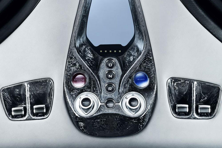 Theo McLaren, bộ khung liền thân kể trên được làm bằng sợi carbon và dành riêng cho Speedtail. Hãng McLaren đã sử dụng một loại vật liệu siêu nhẹ mới có tên Titanium Deposition Carbon Fibre cho Speedtail. Vật liệu này đi kèm lớp titan siêu mỏng trộn lẫn trực tiếp, tạo ra hiệu ứng sáng bóng như mạ crôm trong khi vẫn giữ được độ bền và trọng lượng thấp.