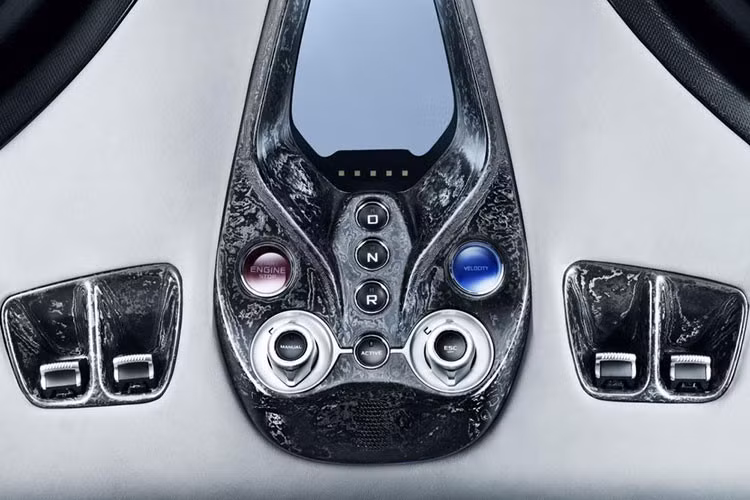 Theo McLaren, bộ khung liền thân kể trên được làm bằng sợi carbon và dành riêng cho Speedtail. Hãng McLaren đã sử dụng một loại vật liệu siêu nhẹ mới có tên Titanium Deposition Carbon Fibre cho Speedtail. Vật liệu này đi kèm lớp titan siêu mỏng trộn lẫn trực tiếp, tạo ra hiệu ứng sáng bóng như mạ crôm trong khi vẫn giữ được độ bền và trọng lượng thấp.