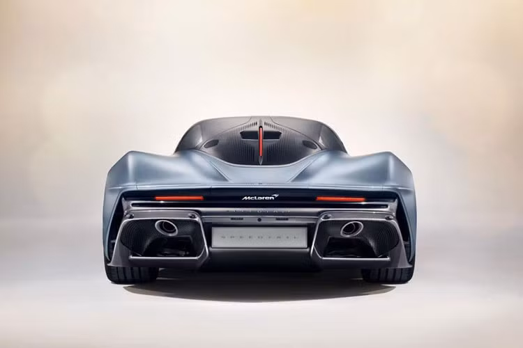 Bên cạnh mức giá ngất ngưởng, khách hàng mua Speedtail còn có thể tùy chỉnh chiếc hypercar này theo 3 chủ đề là Stratosphere, Visionary và Dymamic. Trong mỗi chủ đề, khách hàng có thể lựa chọn màu sơn ngoại thất, tone màu nội thất, vật liệu nội thất hay là dát bạc hoặc vàng cho một số chi tiết.