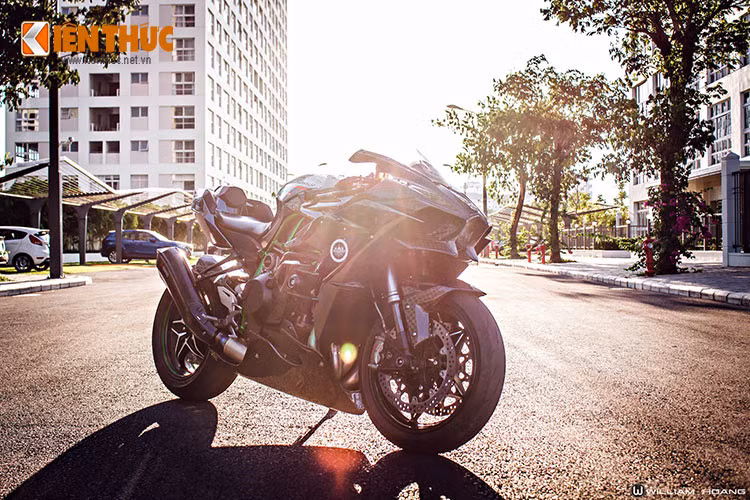 Dù được đánh giá là siêu môtô sở hữu tốc độ cao nhất, thế nhưng vị trí quán quân về công suất động cơ của Kawasaki Ninja H2 đã bị hai anh em nhà Ducati soán ngôi và chấp nhận rơi xuống vị trí thứ 3 trong năm 2018. Tại thị trường Việt Nam, mức giá cho mẫu xe này xấp xỉ 1 tỷ đồng.