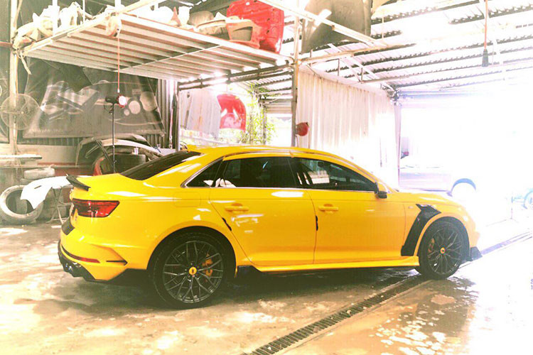 Xe chủ yếu được thay đổi ngoại hình thể thao hơn nên phần nội thất xe được giữ nguyên bản và điểm nhấn là vô-lăng mới phong cách xe đua thể thao hơn với ốp da và lẫy sang số mới đều có màu vàng. Hệ động lực của xe không thay đổi, vẫn là động cơ xăng tăng áp I4 2.0L TFSI cho công suất 190 mã lực, hộp số tự động S-tronic 7 cấp, dẫn động một cầu.