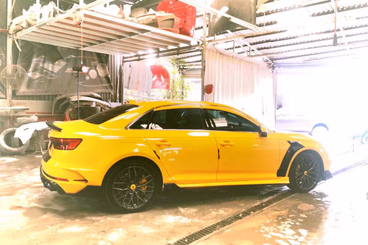 Xe chủ yếu được thay đổi ngoại hình thể thao hơn nên phần nội thất xe được giữ nguyên bản và điểm nhấn là vô-lăng mới phong cách xe đua thể thao hơn với ốp da và lẫy sang số mới đều có màu vàng. Hệ động lực của xe không thay đổi, vẫn là động cơ xăng tăng áp I4 2.0L TFSI cho công suất 190 mã lực, hộp số tự động S-tronic 7 cấp, dẫn động một cầu.