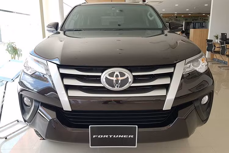 Kích thước xe Toyota Fortuner 2019 phiên bản 2.8V 2 cầu lắp ráp tại thị trường Việt Nam sở hữu kích thước (dài x rộng x cao) lần lượt là 4.795 x 1.855 x 1.835 mm, chiều dài cơ sở 2.745 mm. So với thế hệ trước, xe Fortuner mới dài hơn 90 mm, chiều dài cơ sở ngắn hơn 5 mm, rộng hơn 15 mm và thấp hơn 15 mm.