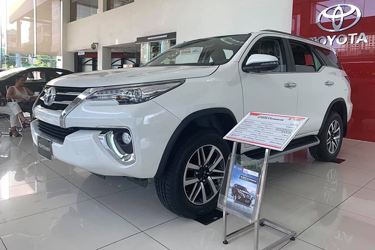 Giá bán Toyota Fortuner 2019 phiên bản 2.8V tại thị trường Việt Nam là 1,354 tỷ đồng. Đây được xem là sự lựa chọn đáng cân nhắc cho những ai cần một mẫu xe thể thao 7 chỗ gầm cao, thuận tiện đi lại trong cả nội đô lẫn các cung đường off-road, mặc dù giá xe khá cao nhưng lại có mức khấu hao thấp sau một thời gian sử dụng.