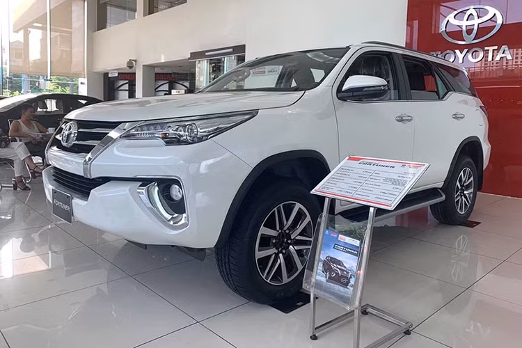 Giá bán Toyota Fortuner 2019 phiên bản 2.8V tại thị trường Việt Nam là 1,354 tỷ đồng. Đây được xem là sự lựa chọn đáng cân nhắc cho những ai cần một mẫu xe thể thao 7 chỗ gầm cao, thuận tiện đi lại trong cả nội đô lẫn các cung đường off-road, mặc dù giá xe khá cao nhưng lại có mức khấu hao thấp sau một thời gian sử dụng.