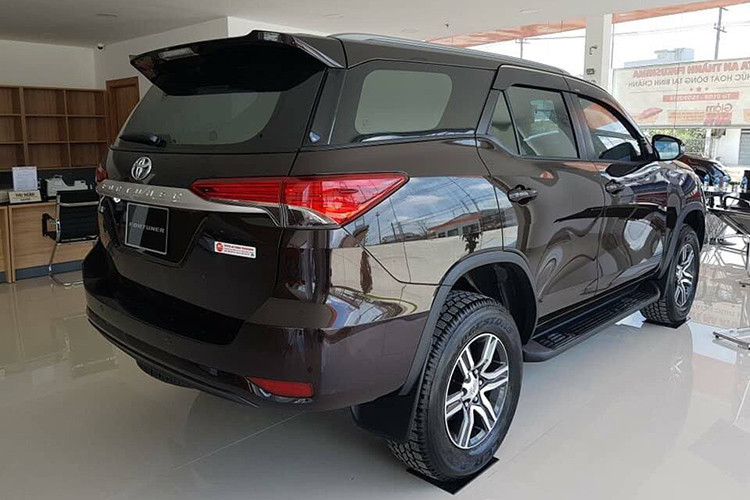 Trong các phiên bản của Toyota Fortuner 2019 tại Việt Nam thì phiên bản cao cấp nhất 2.8V là một biến thể đặc biệt khi chỉ duy nhất bản này có trang bị động máy dầu 2.8, dẫn động 2 cầu và sở hữu đầy đủ các trang bị tiện nghi cao cấp. Các phiên bản máy dầu 1 cầu chỉ được trang bị động cơ 2.4L và không có đầy đủ tiện nghi như bản 2.8V.