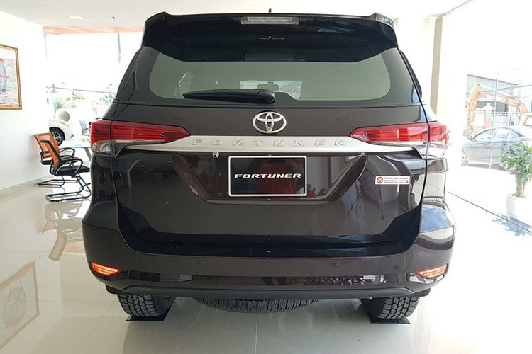 Ngoại hình của phiên bản Fortuner 2019 mới này không có nhiều sự khác biệt so với các phiên bản khác từng xuất hiện trước đây. Một điểm dễ nhận ra là bộ mâm đúc 18 inch thay vì 17 inch như các bản thấp cấp, ngoài ra xe còn có sẵn đèn LED ban ngày là một đặc điểm khác dễ phân biệt.