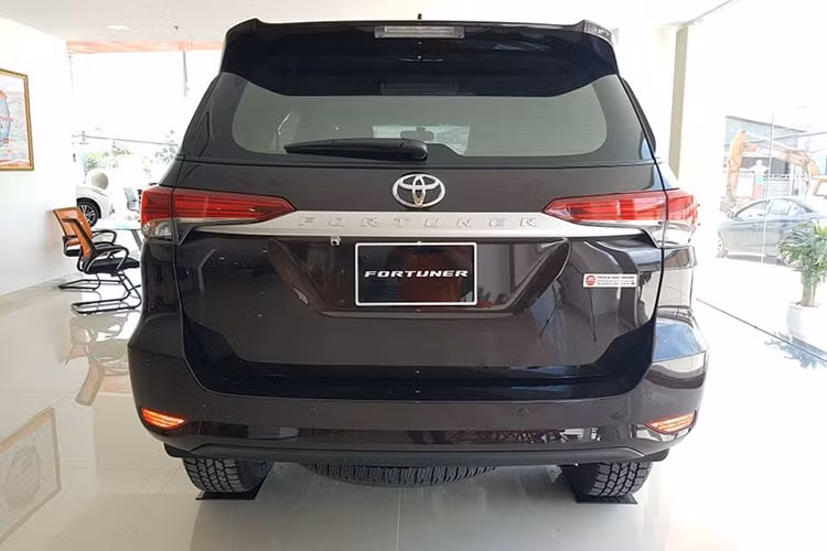 Ngoại hình của phiên bản Fortuner 2019 mới này không có nhiều sự khác biệt so với các phiên bản khác từng xuất hiện trước đây. Một điểm dễ nhận ra là bộ mâm đúc 18 inch thay vì 17 inch như các bản thấp cấp, ngoài ra xe còn có sẵn đèn LED ban ngày là một đặc điểm khác dễ phân biệt.