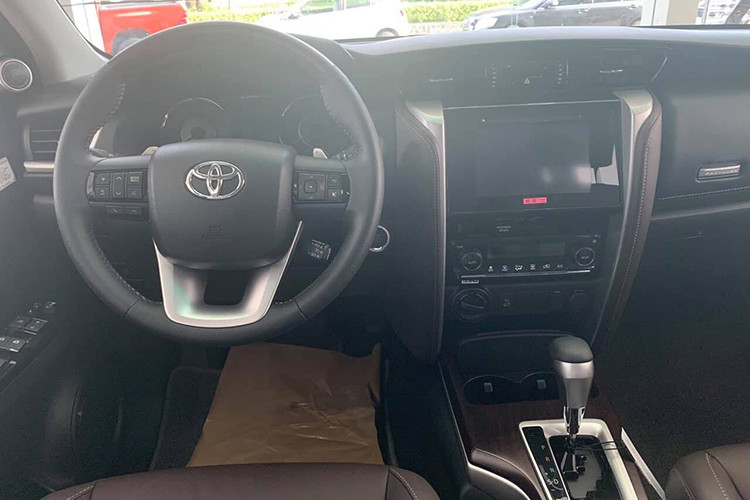 Bên trong nội thất, ghế ngồi Fortuner 2.8V 4×4 2019 được nâng cấp với ghế lái và ghế phụ chỉnh điện 8 và 6 hướng, vô lăng của xe là loại ba chấu bọc da, ốp gỗ có thiết kế thể thao và tích hợp nhiều phím chức năng hỗ trợ cho người lái. Lẫy chuyển số thể thao là một ưu điểm đối với những bác tài muốn trải nghiệm cảm giác lái.