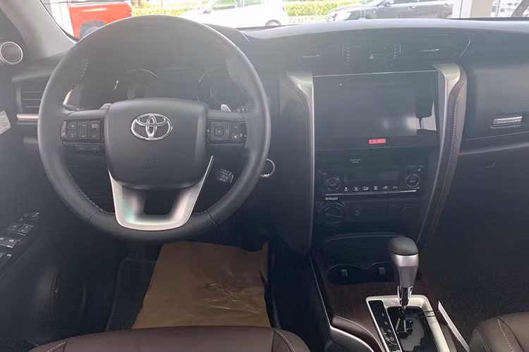 Bên trong nội thất, ghế ngồi Fortuner 2.8V 4×4 2019 được nâng cấp với ghế lái và ghế phụ chỉnh điện 8 và 6 hướng, vô lăng của xe là loại ba chấu bọc da, ốp gỗ có thiết kế thể thao và tích hợp nhiều phím chức năng hỗ trợ cho người lái. Lẫy chuyển số thể thao là một ưu điểm đối với những bác tài muốn trải nghiệm cảm giác lái.