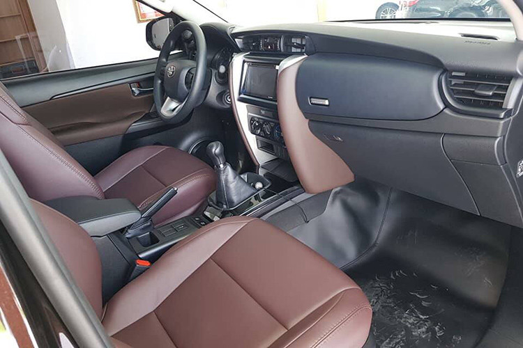 Các trang bị tiện nghi của xe đầy đủ hơn các phiên bản còn lại với hệ thống điều hòa tự động 3 vùng, 2 dàn lạnh, màn hình giải trí cảm ứng, đồng hồ thông tin kỹ thuật số, ghế bọc da cao cấp, nội thất ốp gỗ, nút bấm khởi động và chìa khóa thông minh, cốp đóng mở bằng điện… Đáng tiếc là xe không được trang bị cửa sổ trời.