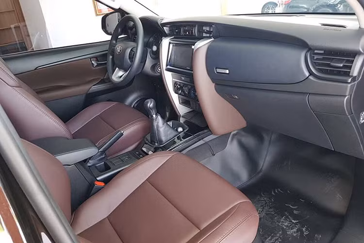 Các trang bị tiện nghi của xe đầy đủ hơn các phiên bản còn lại với hệ thống điều hòa tự động 3 vùng, 2 dàn lạnh, màn hình giải trí cảm ứng, đồng hồ thông tin kỹ thuật số, ghế bọc da cao cấp, nội thất ốp gỗ, nút bấm khởi động và chìa khóa thông minh, cốp đóng mở bằng điện… Đáng tiếc là xe không được trang bị cửa sổ trời.